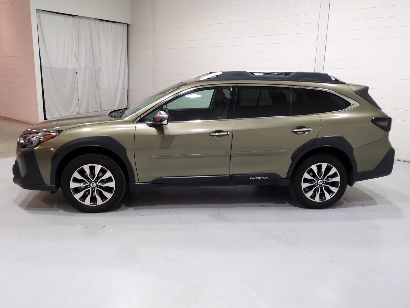 Certified 2023 Subaru Outback Touring AWD/4WD image 6