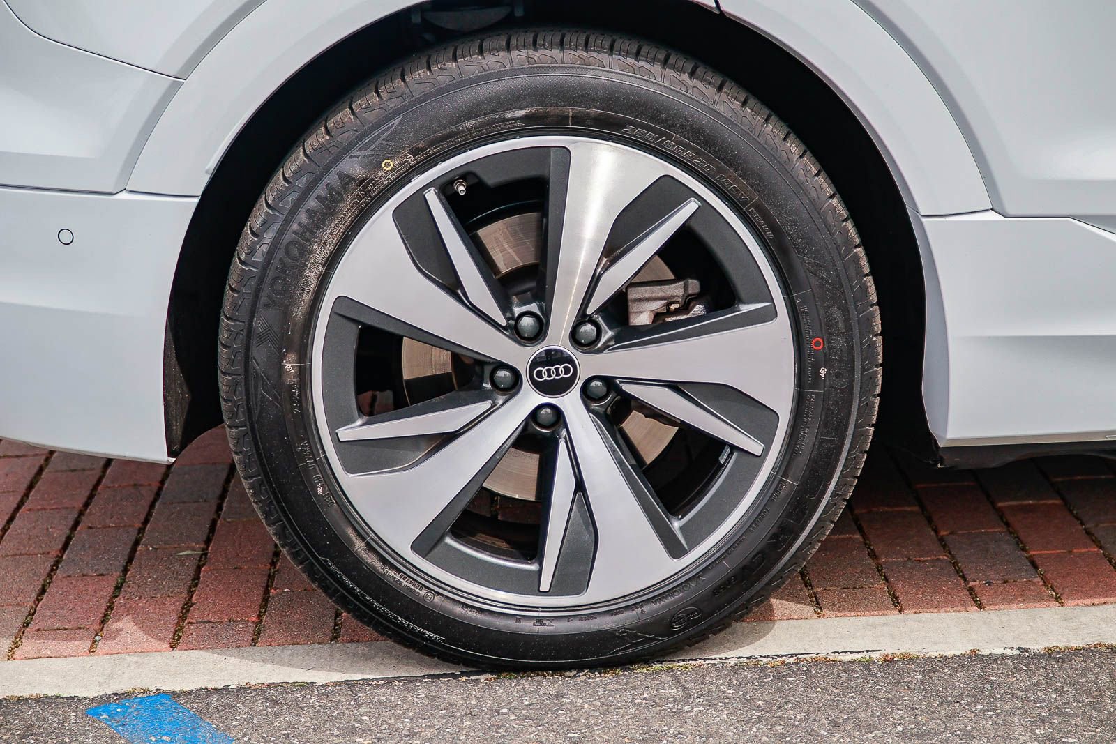 Used 2024 Audi Q8 e-tron Premium Plus image 9