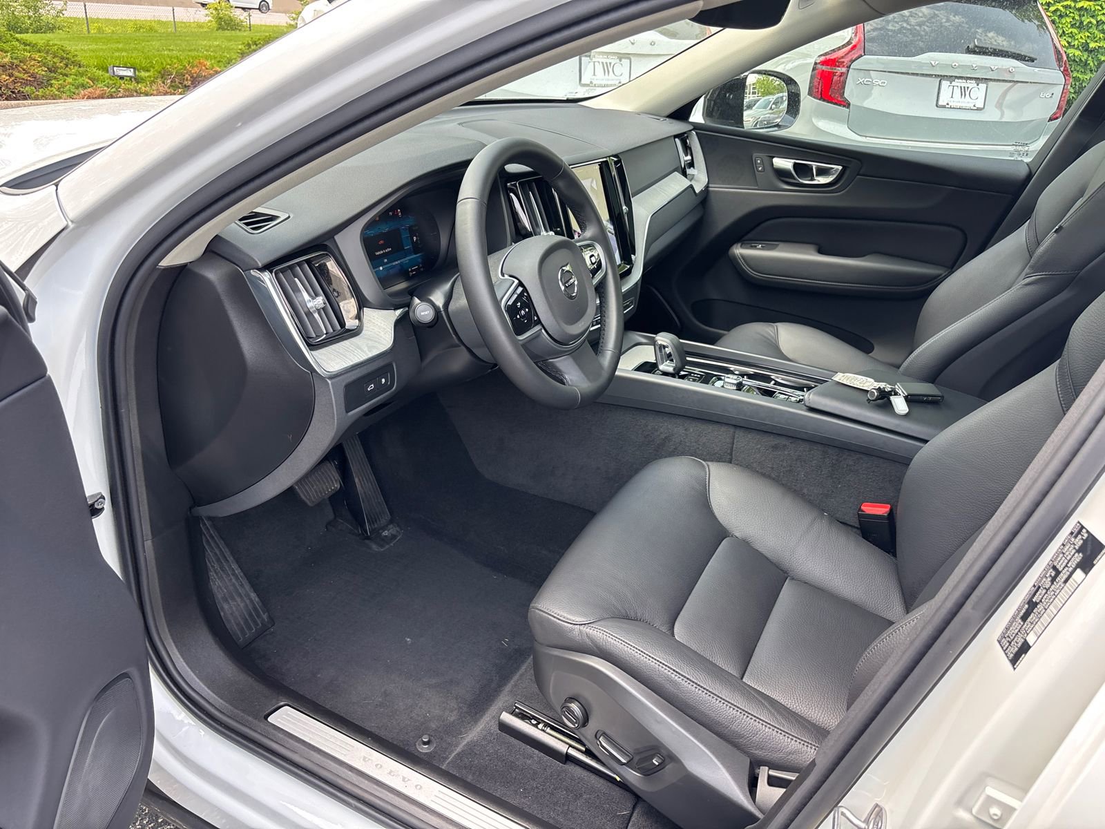 Used 2025 Volvo XC60 T8 Plus w/ Protection Package Premier AWD/4WD image 23