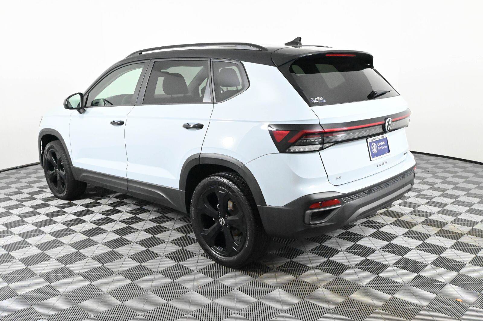 Used 2025 Volkswagen Taos SE AWD/4WD image 6