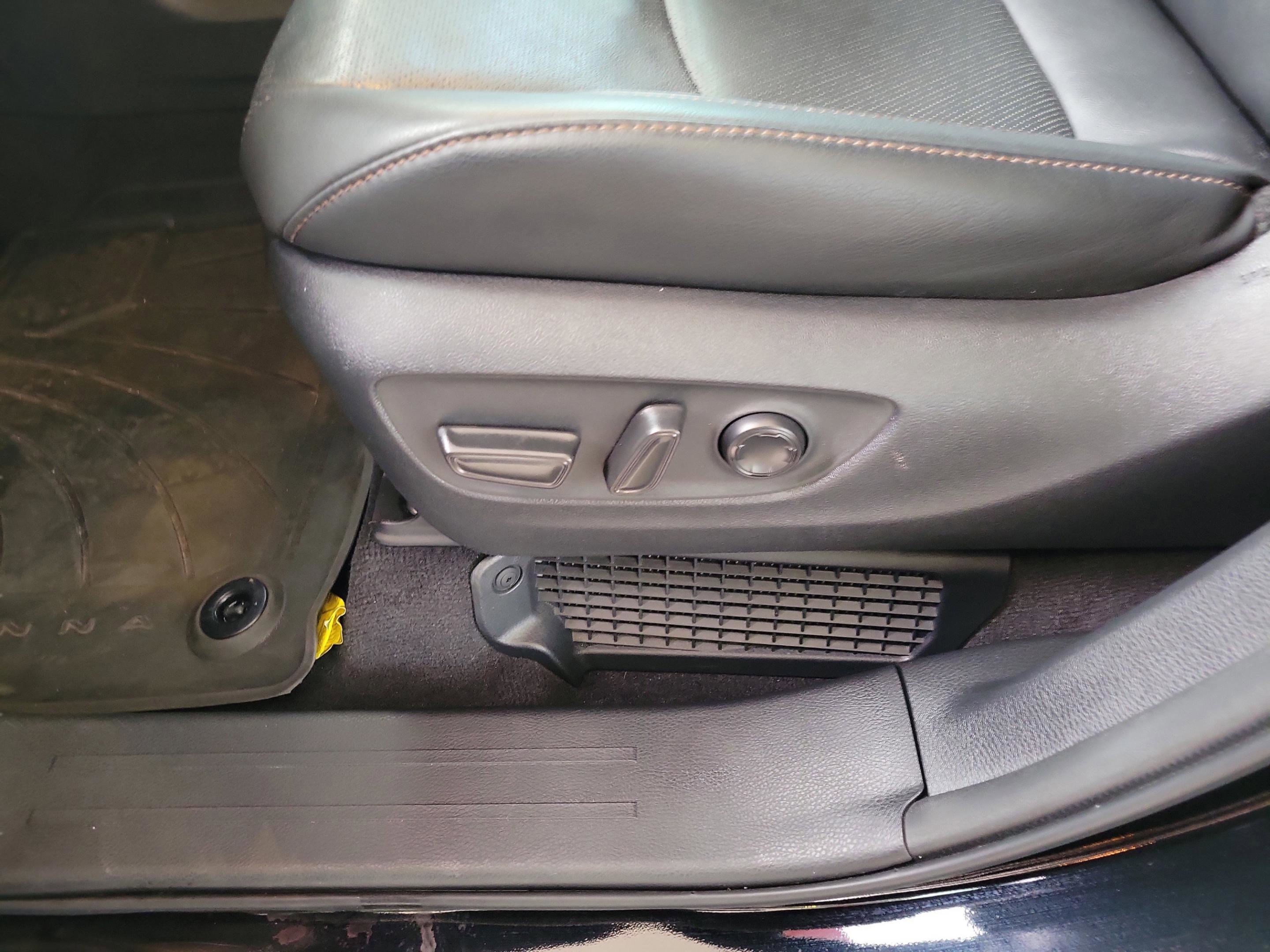 Used 2025 Toyota Sienna Limited image 10