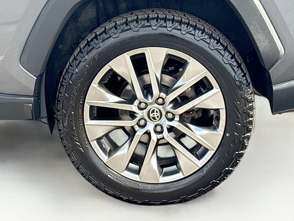 Used 2021 Toyota RAV4 XLE Premium AWD/4WD image 31