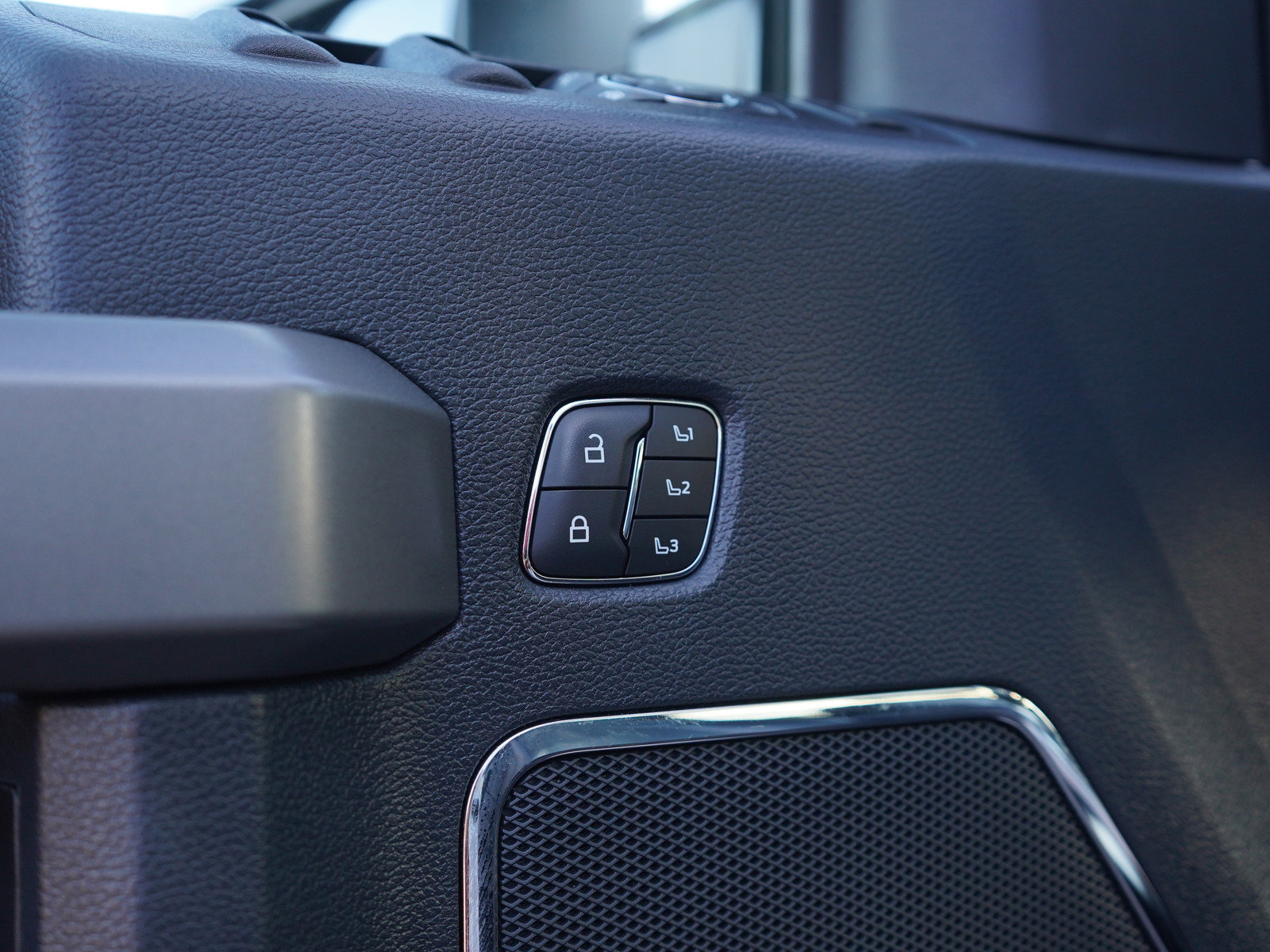 Used 2022 Ford F350 Platinum w/ FX4 Off-Road Package image 18