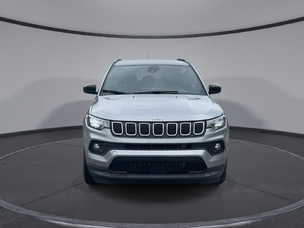 Used 2024 Jeep Compass Latitude AWD/4WD image 3