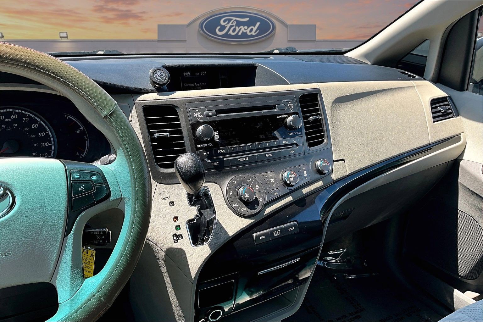 Used 2012 Toyota Sienna LE w/ Towing Pkg AWD/4WD image 6