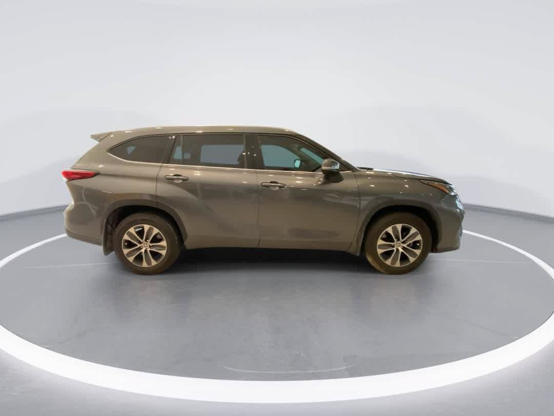 Certified 2021 Toyota Highlander XLE AWD/4WD image 9