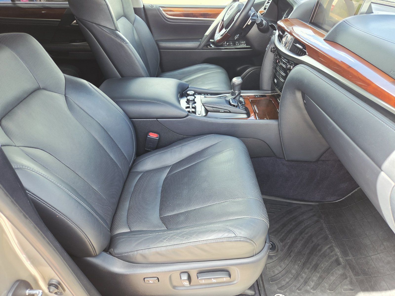 Used 2017 Lexus LX 570 4WD w/ Luxury Package image 13
