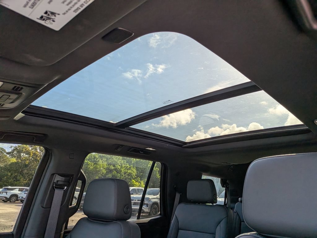 Used 2022 Chevrolet Tahoe Z71 w/ Luxury Package AWD/4WD image 16