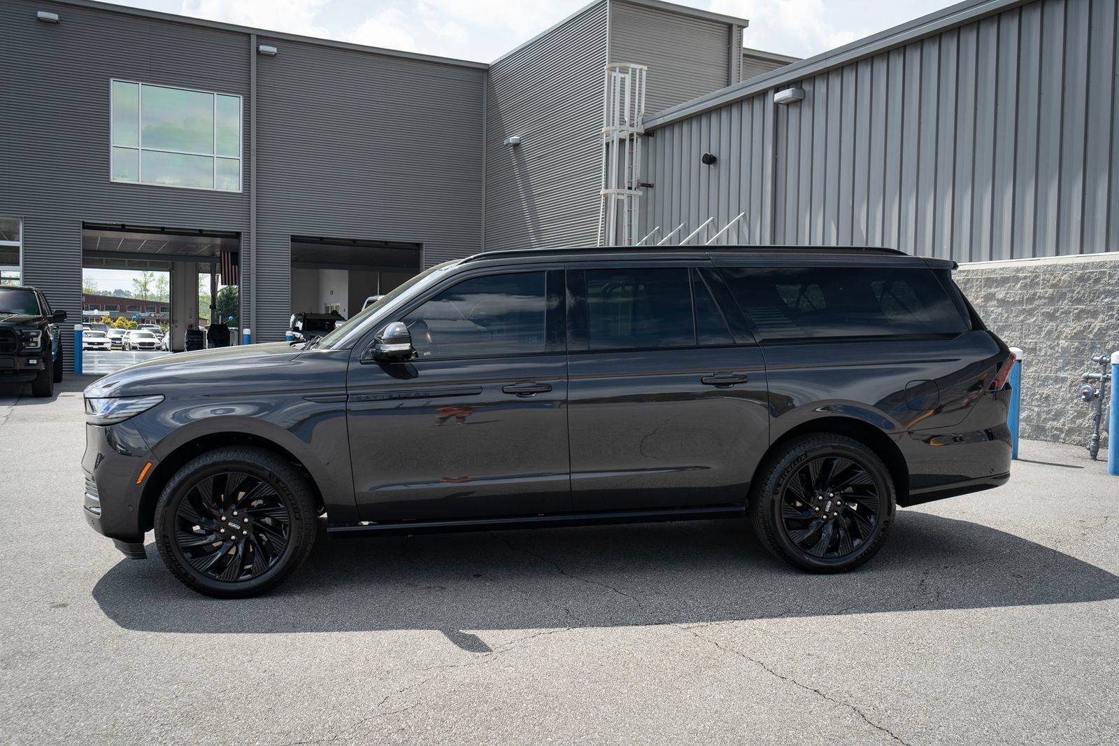 Used 2025 Lincoln Navigator L Reserve w/ Jet Appearance Package AWD/4WD image 14