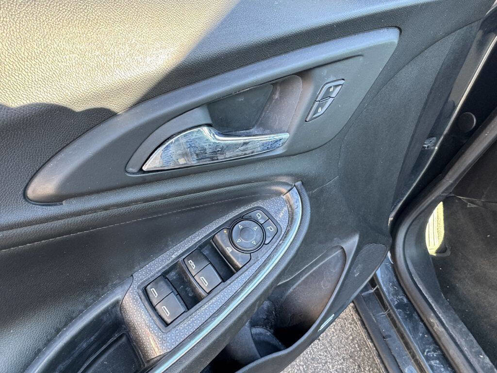 Used 2017 Chevrolet Malibu LT w/ Leather Package image 9