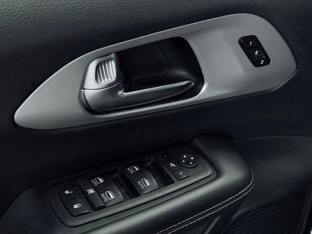 Used 2025 Chrysler Pacifica Limited FWD image 17