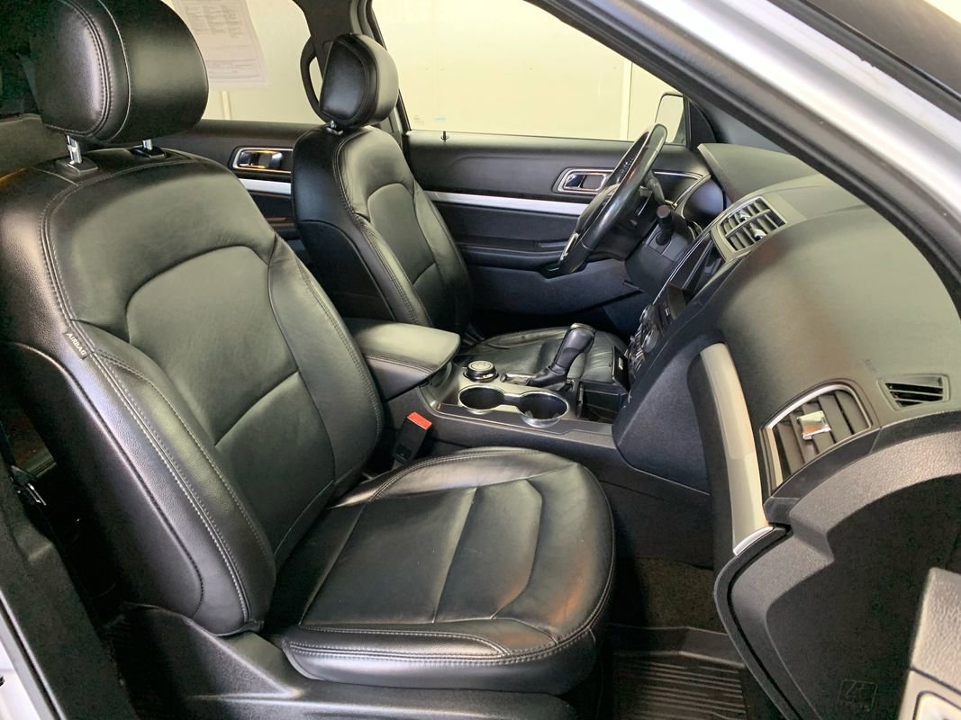 Used 2017 Ford Explorer XLT w/ Equipment Group 202A AWD/4WD image 32