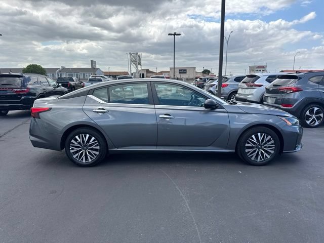 Used 2025 Nissan Altima 2.5 SV FWD image 2