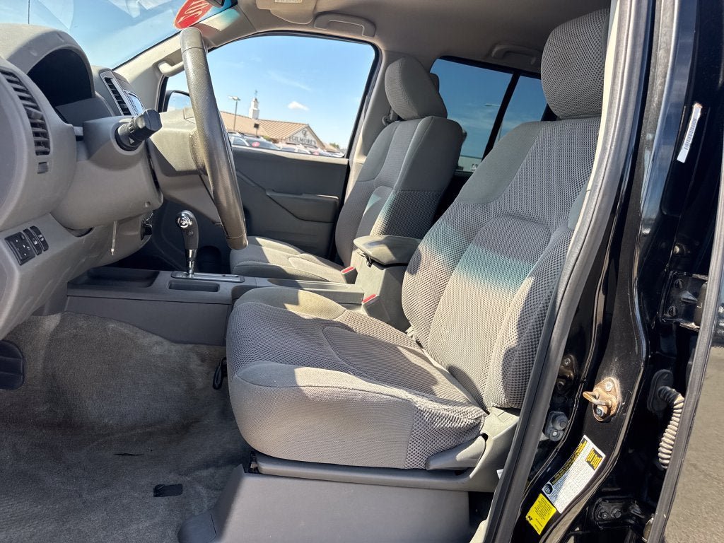 Used 2016 Nissan Frontier SV w/ SV Value Truck Package AWD/4WD image 15