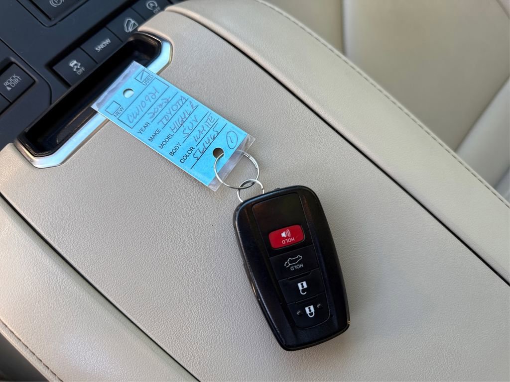 Used 2022 Toyota Highlander XLE image 41