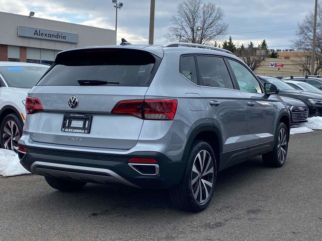 Used 2024 Volkswagen Taos SE w/ Panoramic Sunroof Package image 3