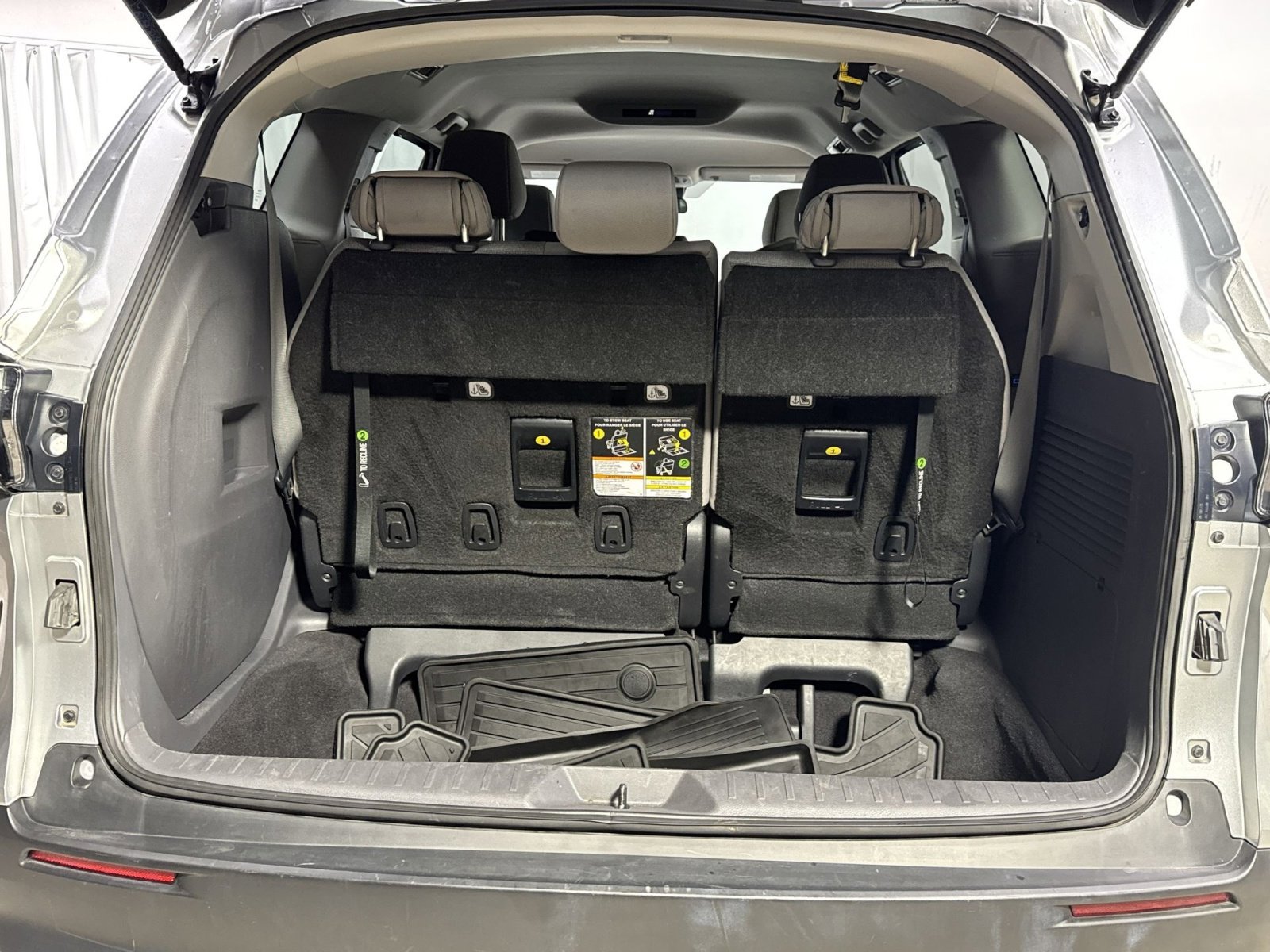 Used 2023 Toyota Sienna LE image 30