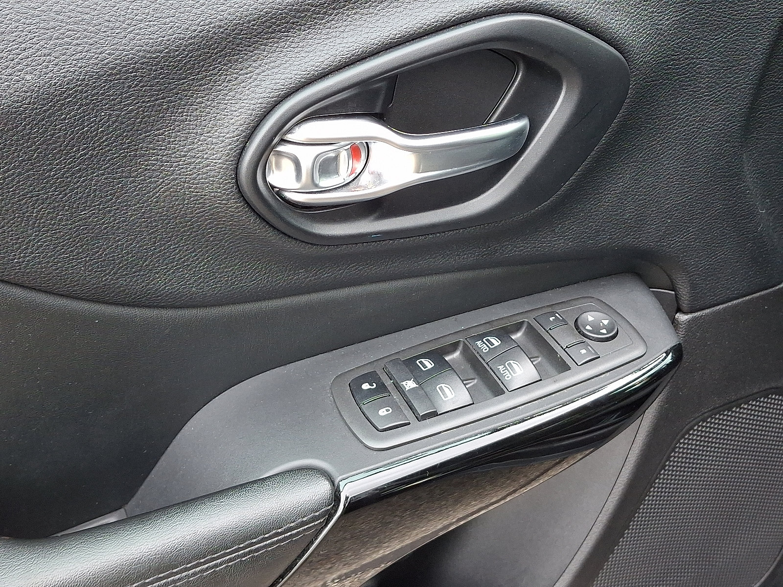 Certified 2021 Jeep Cherokee Latitude Plus AWD/4WD image 12