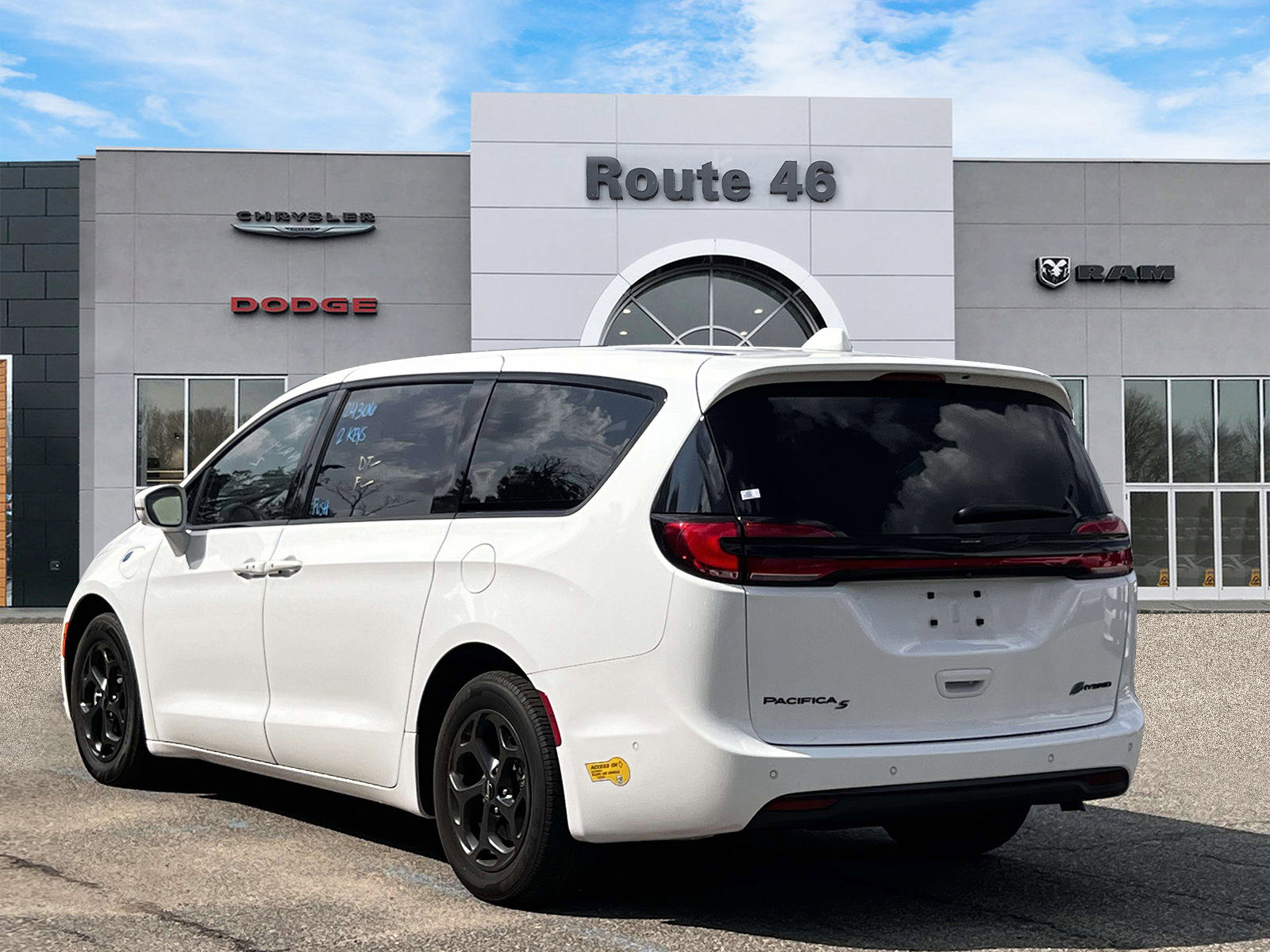 Used 2022 Chrysler Pacifica Limited w/ S Appearance Package image 4