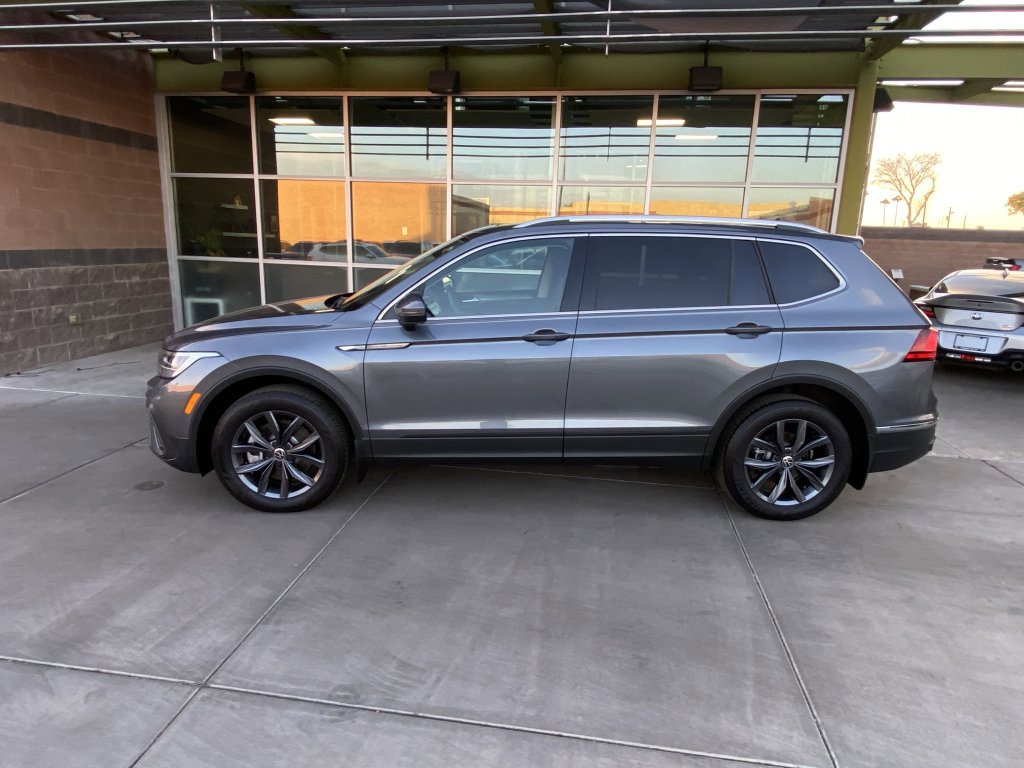 Used 2023 Volkswagen Tiguan SE w/ Panoramic Sunroof Package image 2