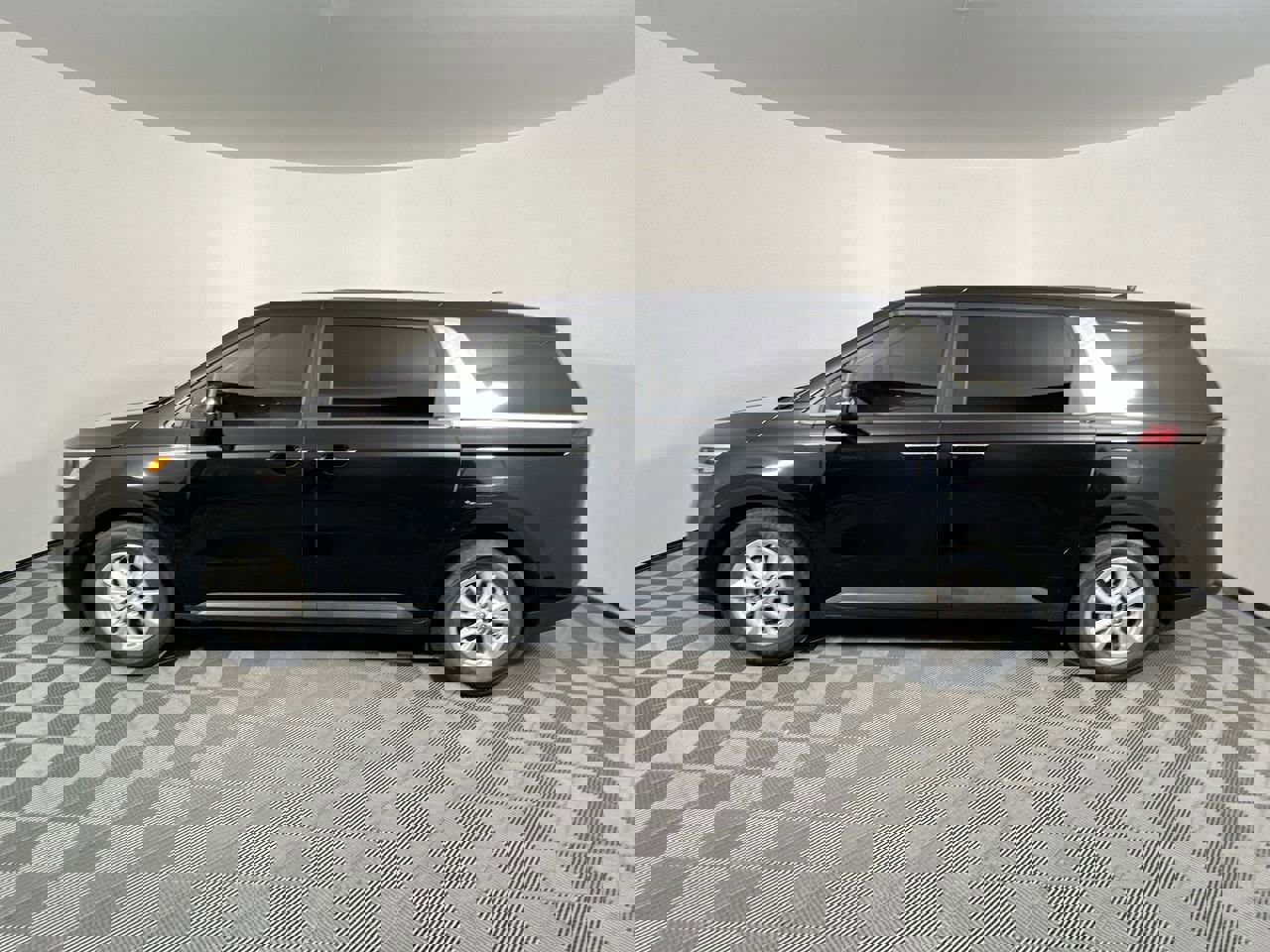 Used 2023 Kia Carnival LX image 6