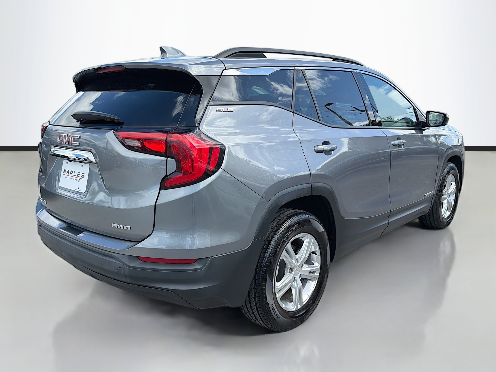 Used 2020 GMC Terrain SLE w/ Driver Convenience Package image 3