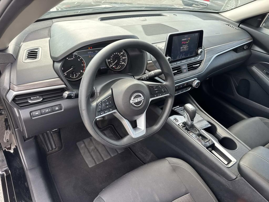 Used 2025 Nissan Altima 2.5 SV FWD image 17