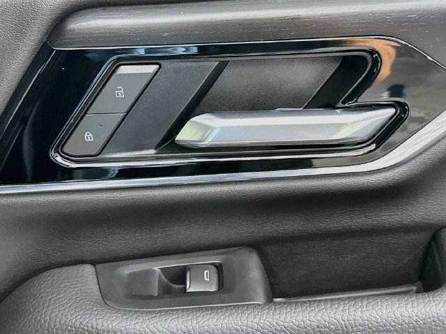 Used 2025 GMC Yukon Denali AWD/4WD image 27