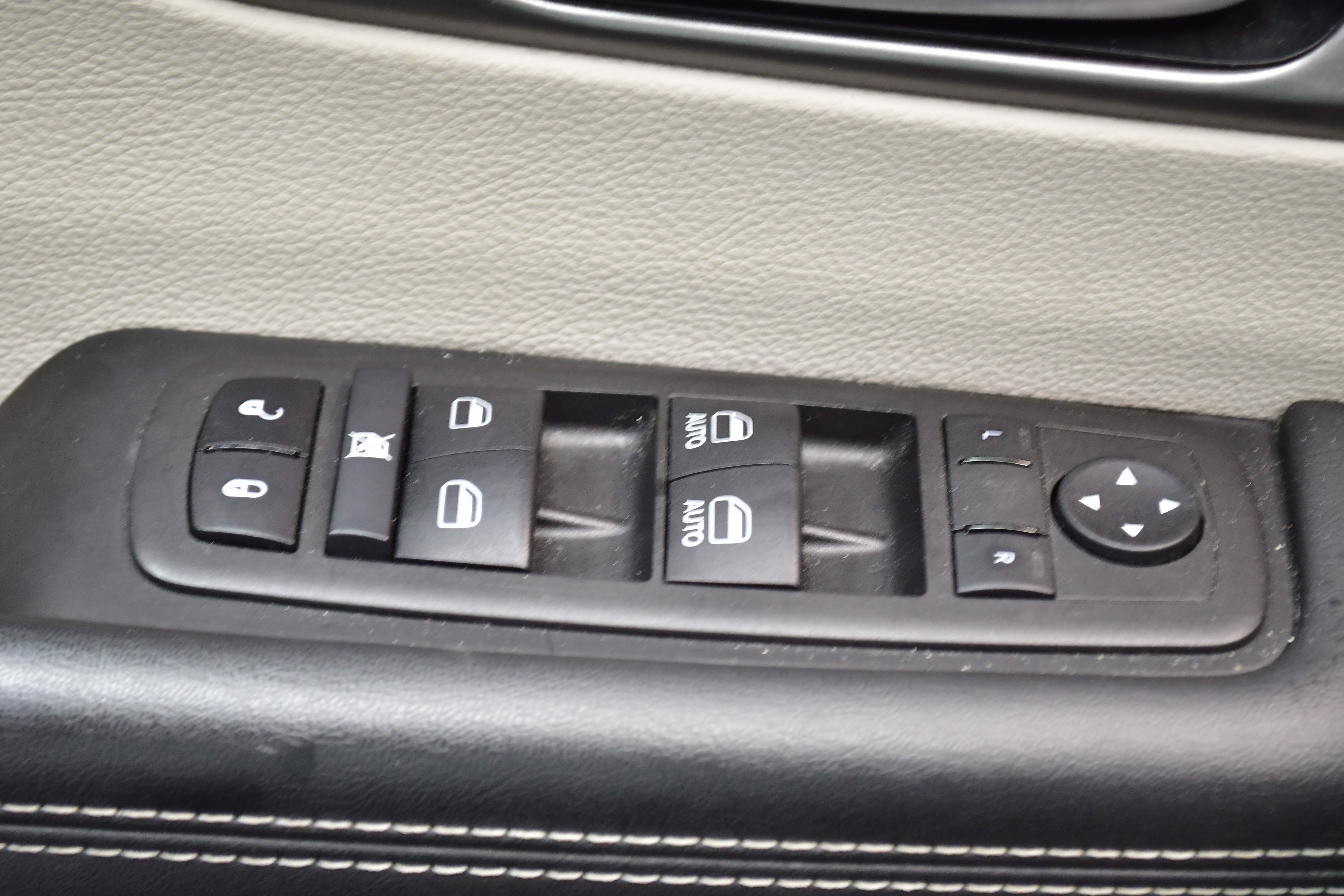 Used 2024 Chrysler Pacifica Touring-L image 17