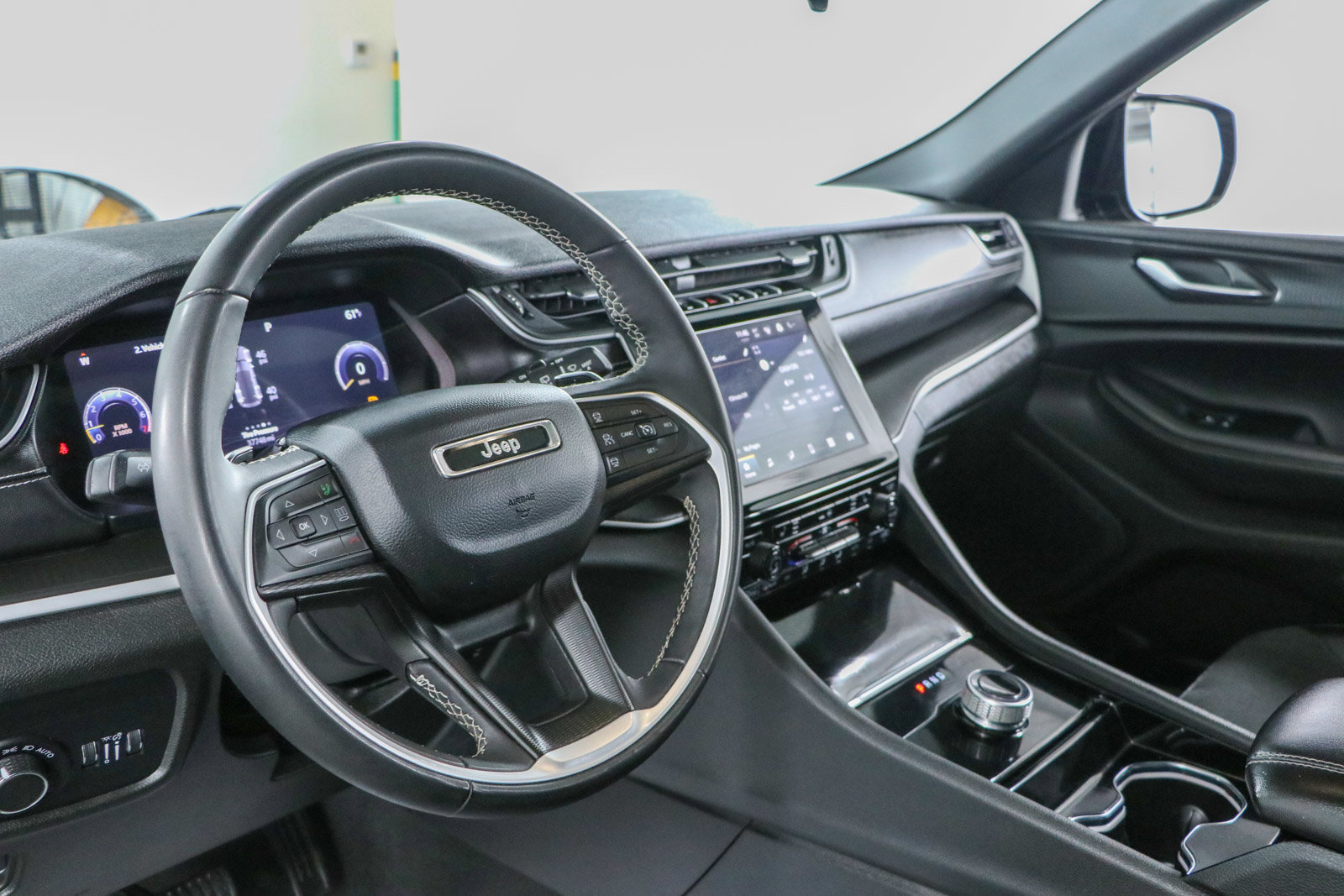 Used 2023 Jeep Grand Cherokee Altitude AWD/4WD image 23