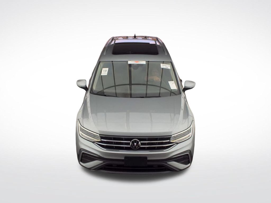 Used 2023 Volkswagen Tiguan SE w/ Panoramic Sunroof Package FWD image 6