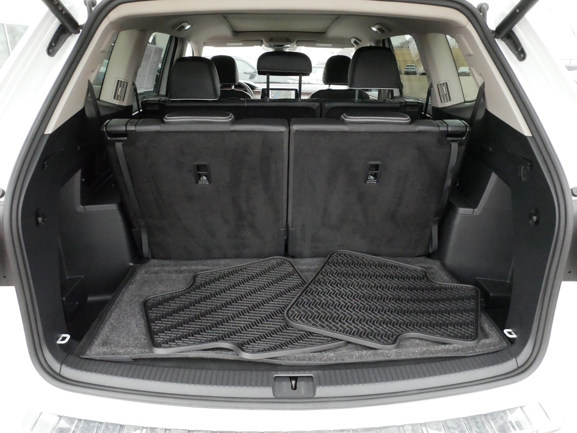 Certified 2025 Volkswagen Atlas SEL Premium R-Line AWD/4WD image 18