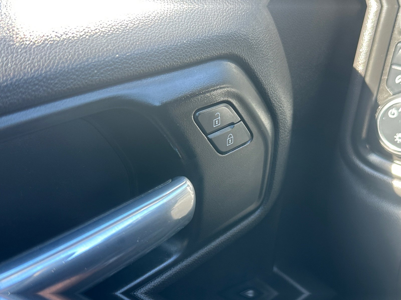 Used 2025 Chevrolet Silverado 1500 Custom Trail Boss w/ Dark Appearance Package image 17