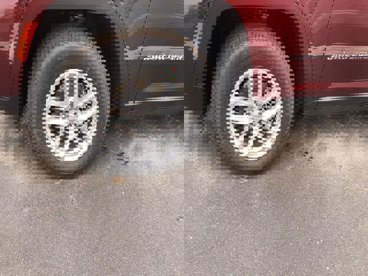 New 2026 Jeep Grand Cherokee Laredo image 2