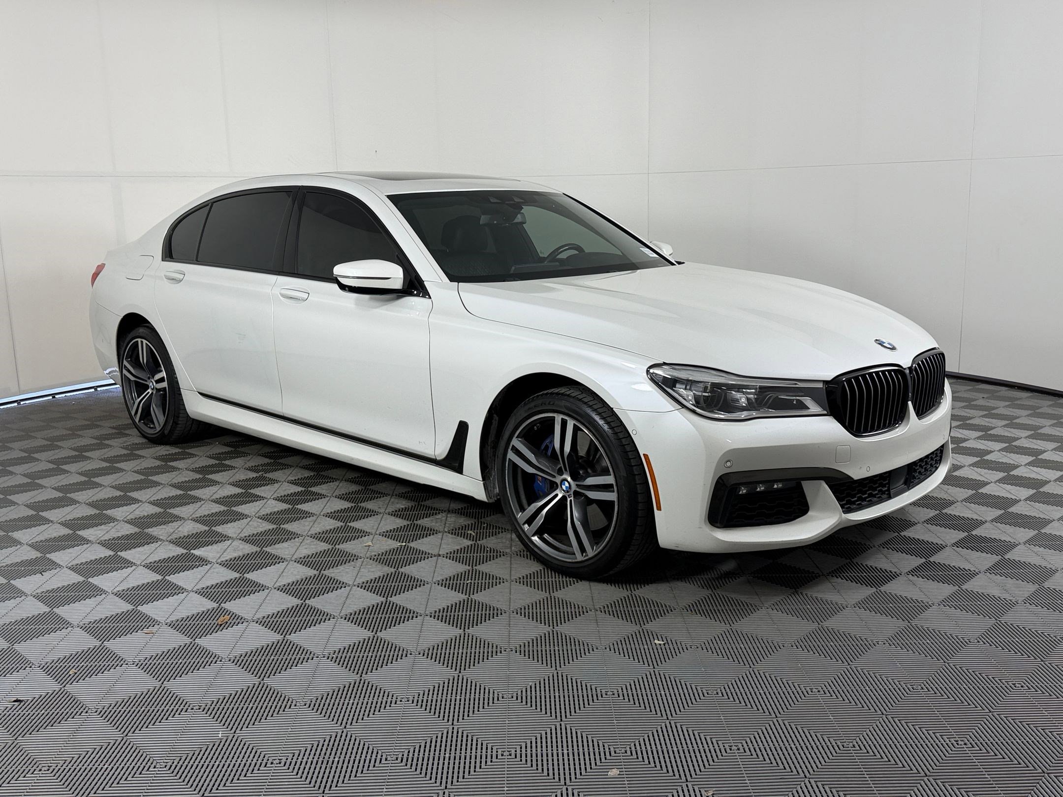 Used 2019 BMW 750i w/ Executive Package image 7
