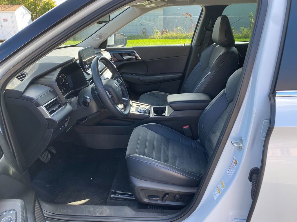 Used 2023 Mitsubishi Outlander SE image 12