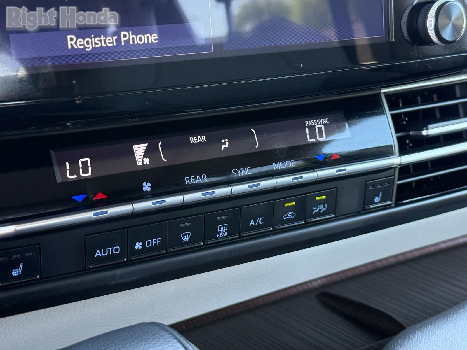 Used 2024 Toyota Sienna XLE FWD image 23
