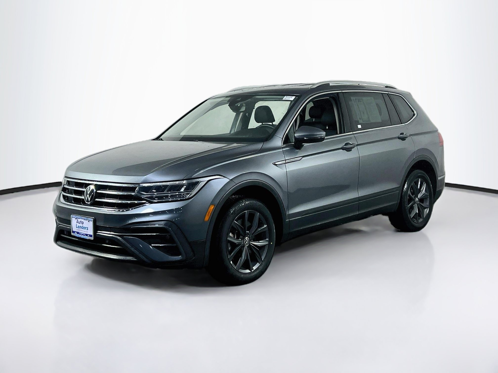 Used 2023 Volkswagen Tiguan SE AWD/4WD image 1