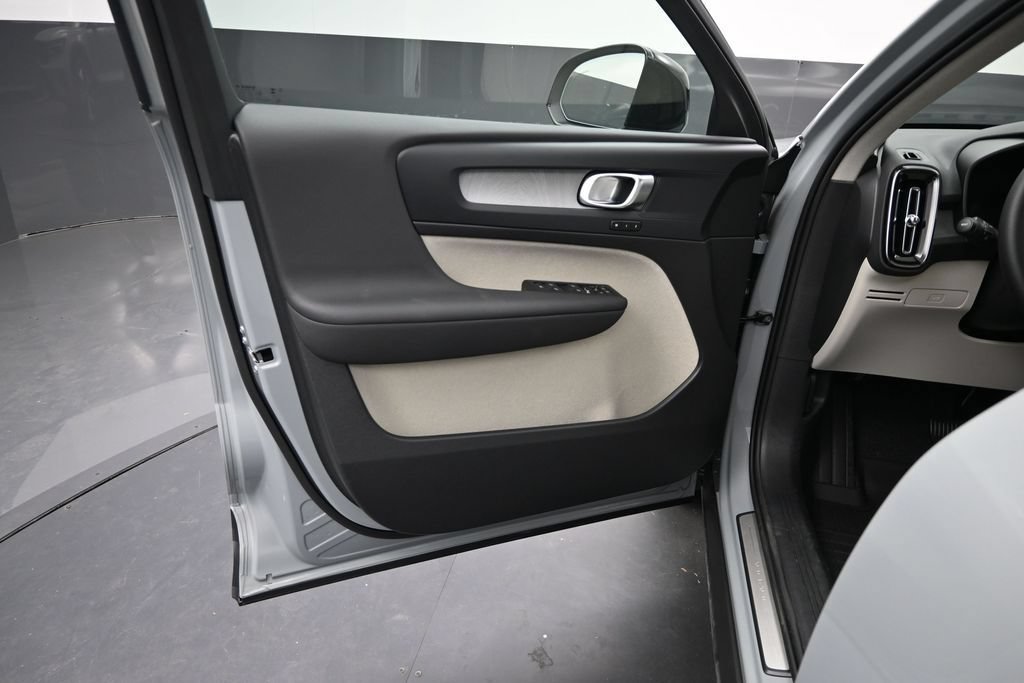 New 2026 Volvo XC40 B5 Plus w/ Protection Package Premier AWD/4WD image 9
