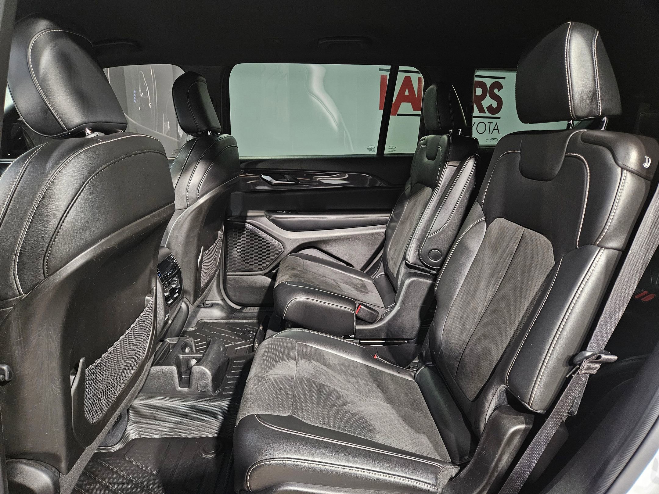 Used 2023 Jeep Grand Cherokee L Laredo image 33