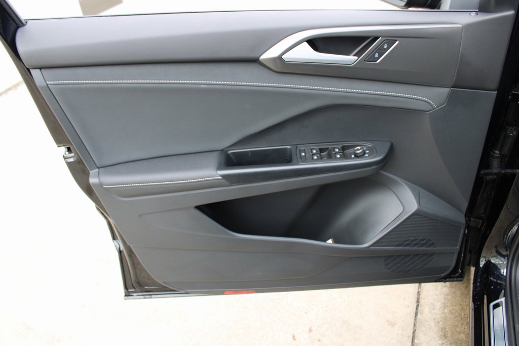 Certified 2025 Volkswagen Taos SE image 9