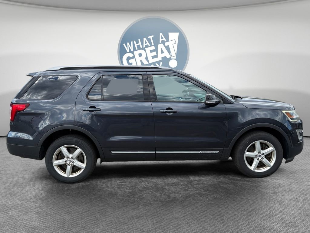 Used 2017 Ford Explorer XLT w/ Equipment Group 202A image 2