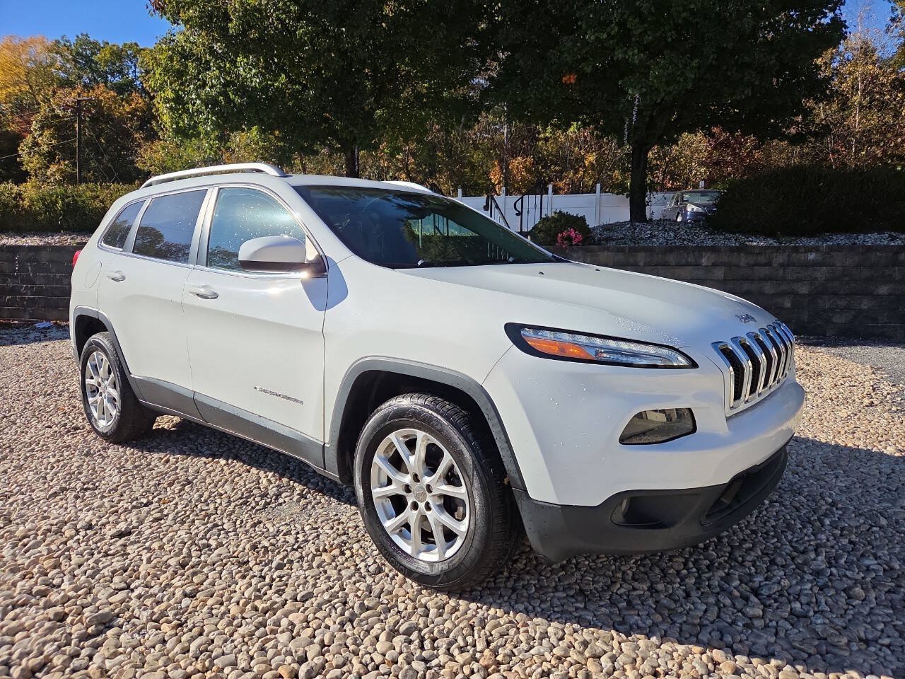 Used 2017 Jeep Cherokee Latitude w/ Comfort & Sound Group AWD/4WD image 1