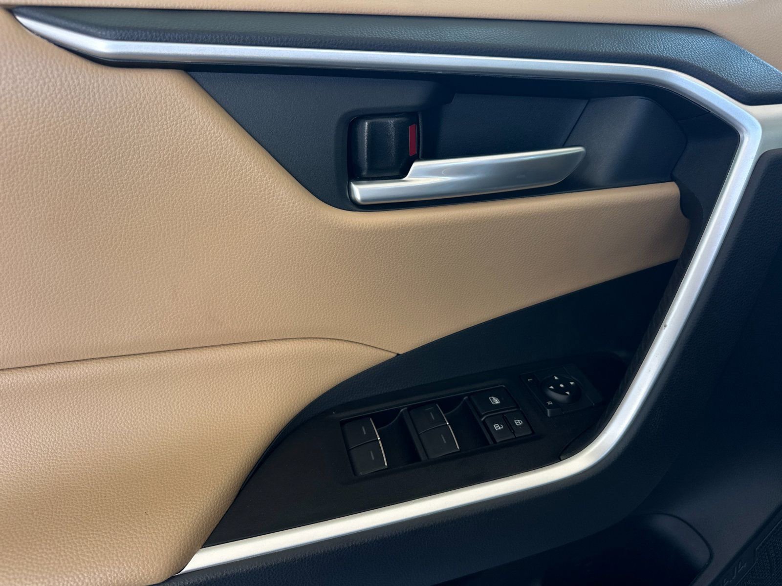 Used 2025 Toyota RAV4 XLE Premium image 10