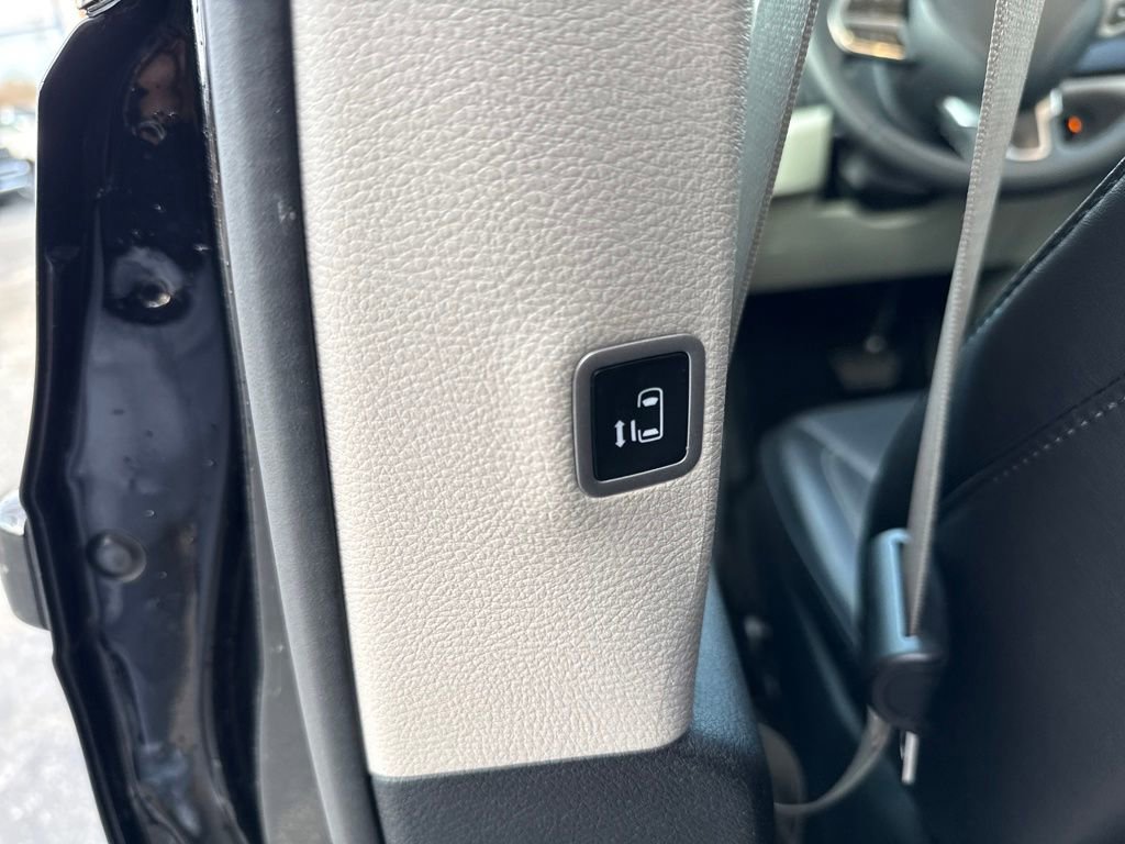 Used 2024 Chrysler Pacifica Touring-L image 34