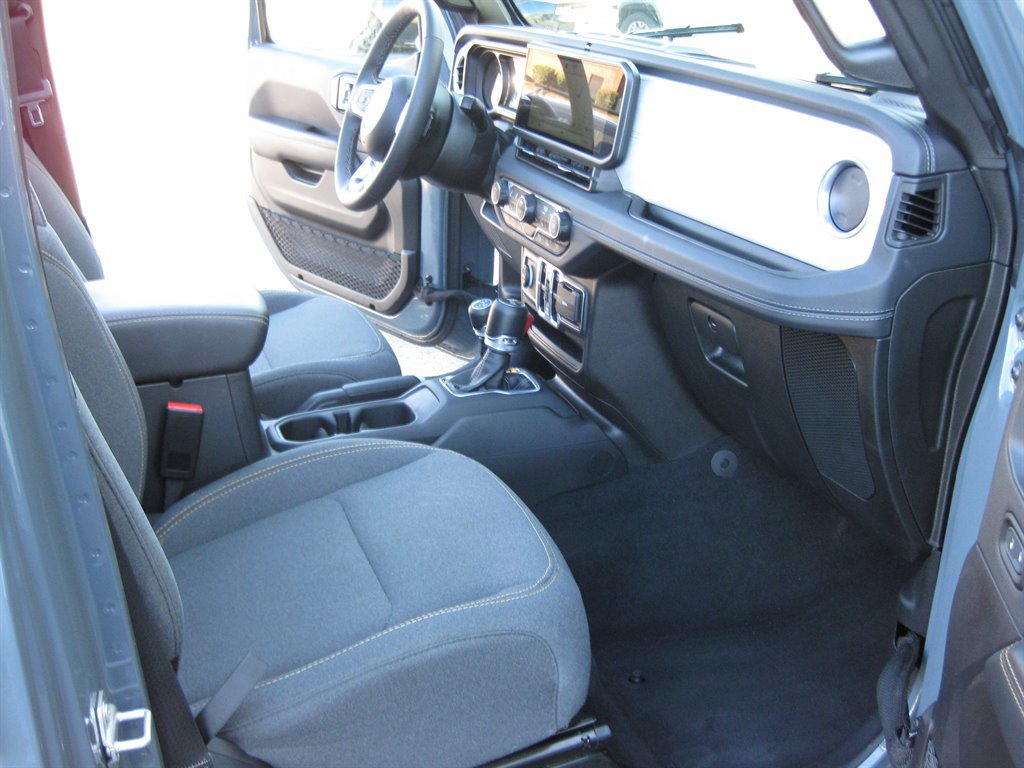 Used 2025 Jeep Wrangler Unlimited Sahara w/ Safety Group image 40