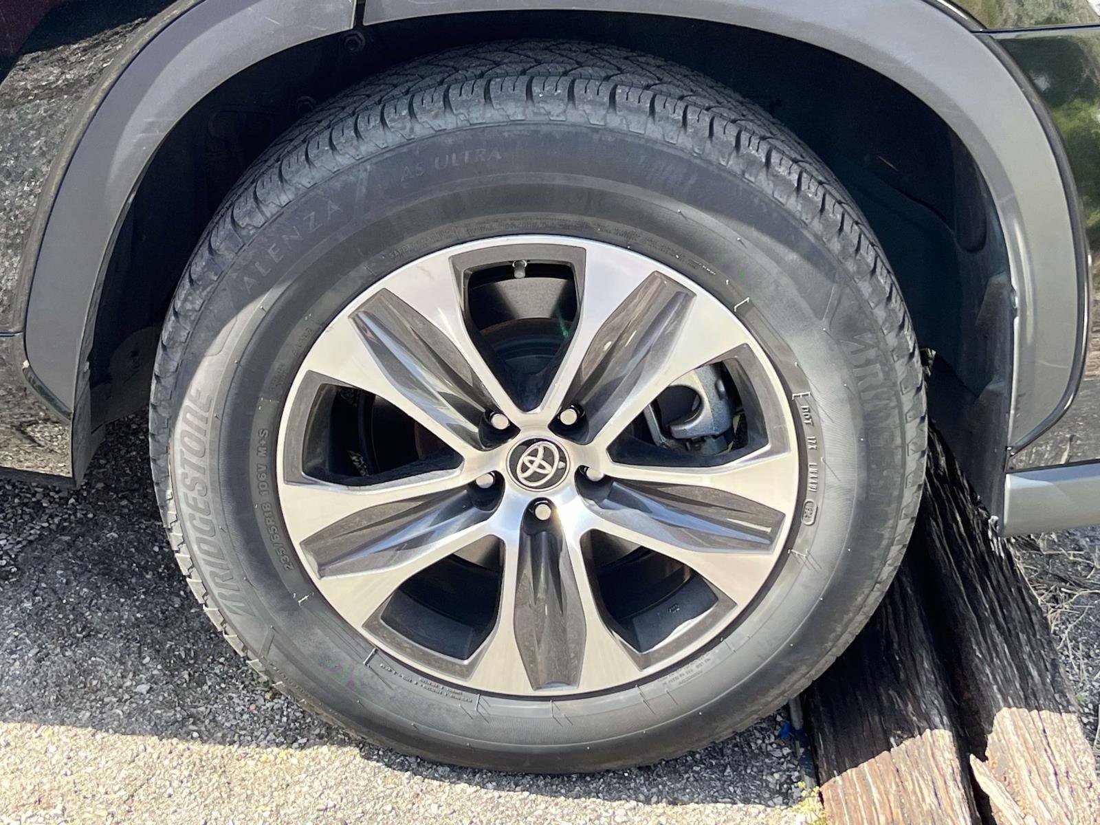 Used 2022 Toyota Highlander XLE image 4