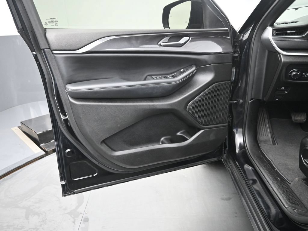 Used 2023 Jeep Grand Cherokee Altitude AWD/4WD image 12