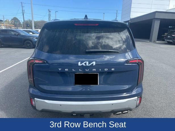 Used 2024 Kia Telluride EX w/ EX Captain's Chair Package image 4