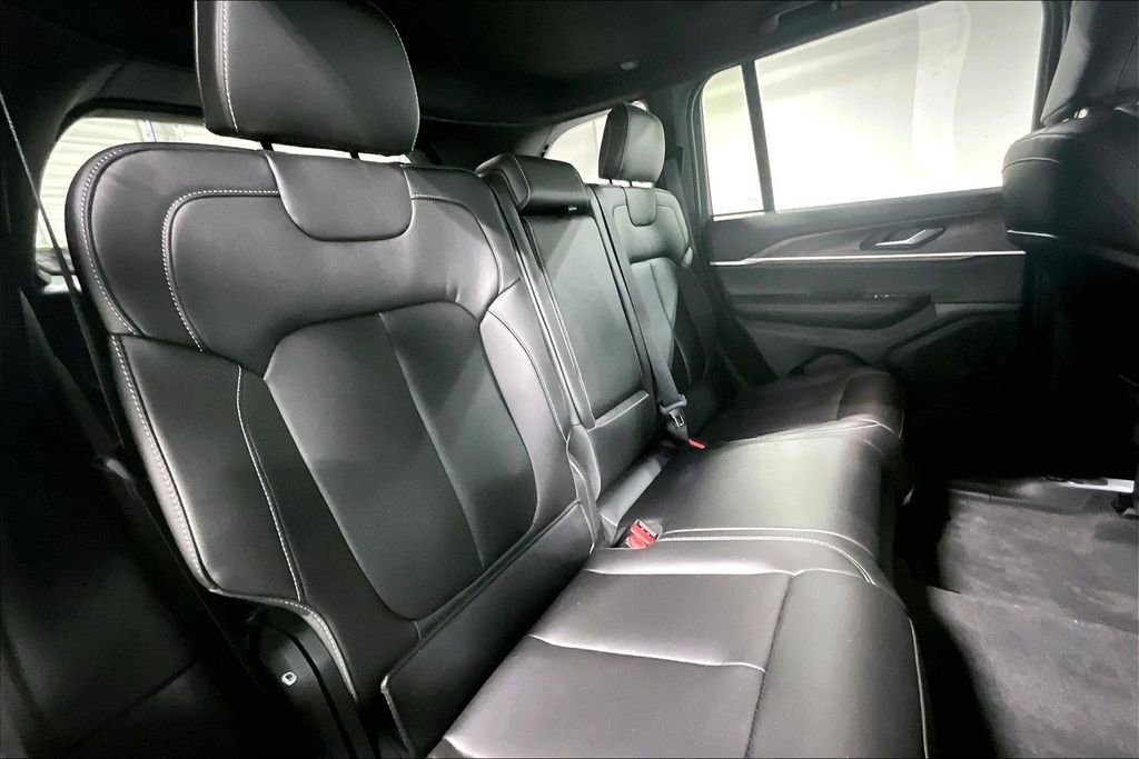 Used 2025 Jeep Grand Cherokee Limited image 38
